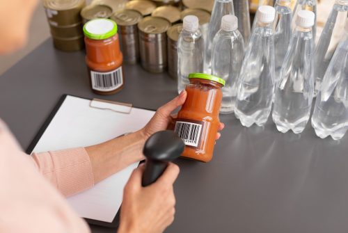 volunteer-scanning-food